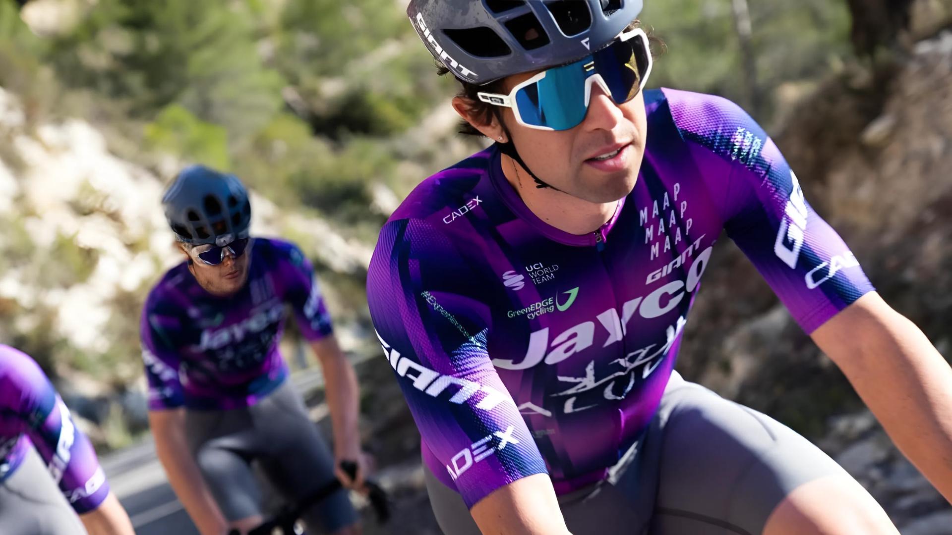 Kolik kol a dresů má ročně k dispozici WorldTour závodník?